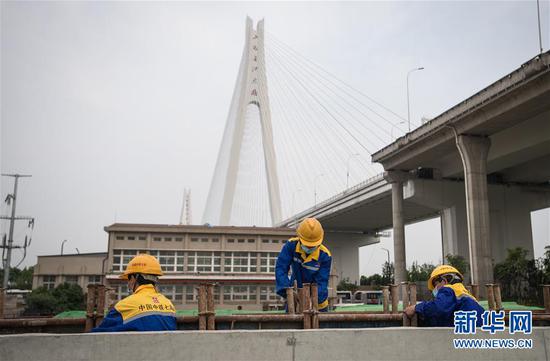  4月30日，來自中鐵七局的建設(shè)者在武漢武九北綜合管廊工程施工現(xiàn)場(chǎng)作業(yè)。新華社記者 肖藝九 攝